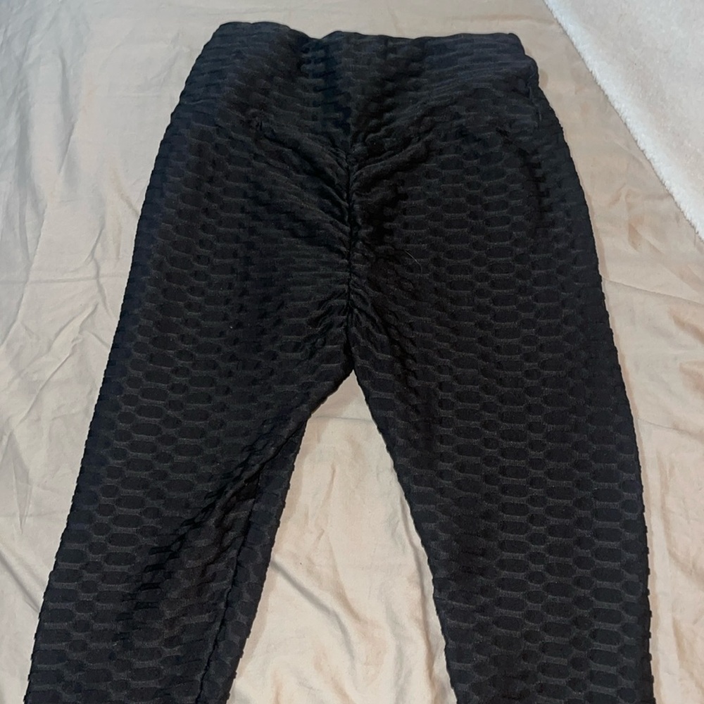 Scrunch leggings soft and stretchy, worn lightly with love <3